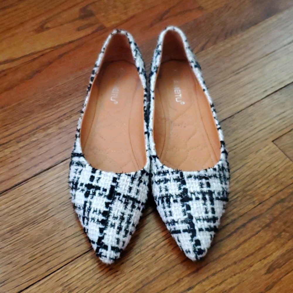 Black and White Flats